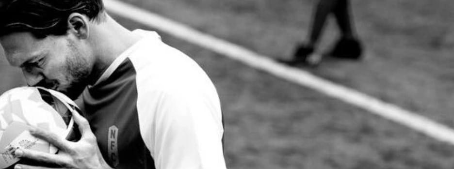 fodboldspiller kysser bold - NordicBet Sport DK