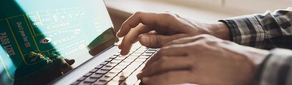 hænder pa tastaturet Craps online spil guide
