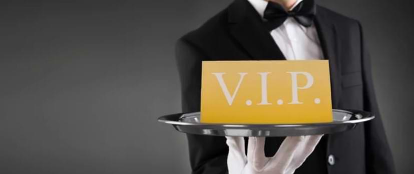Mand i sort smoking med badge og skilt VIP - VIP Casino Danmark