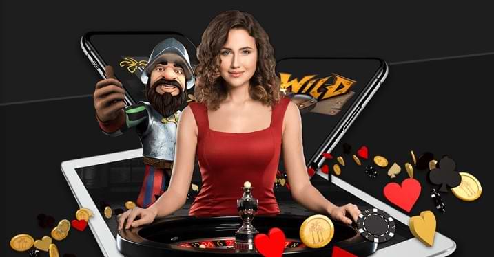 Live dealer i rød kjole foran Roulette, Gonzo i baggrunden - MiamiJackpots casino Danmark