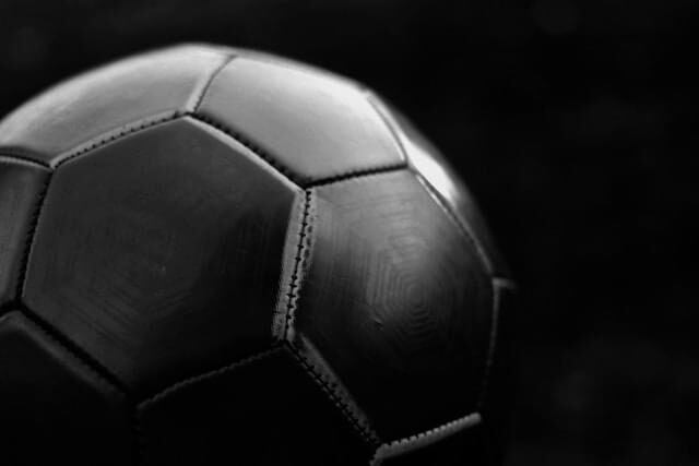 Fodbold-sort-bold-intensivt-skygge